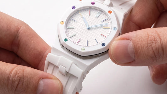 Bracelet Royal Pulse blanc en cours de retrait d'une Swatch x AP Royal Pop