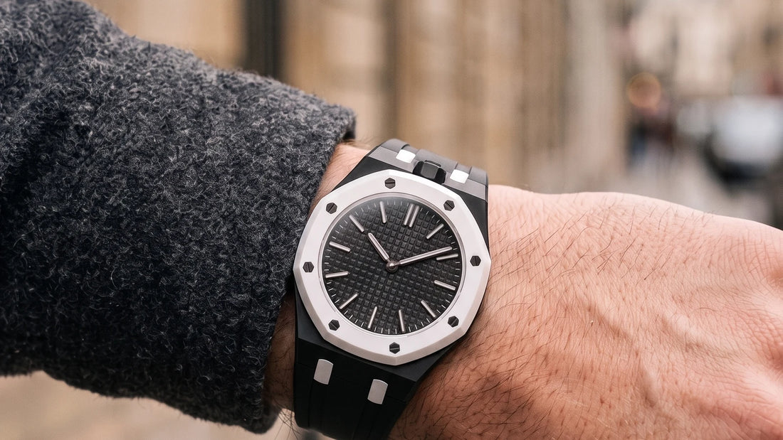 Swatch x AP Royal Pop portée au poignet avec un bracelet Royal Pulse noir