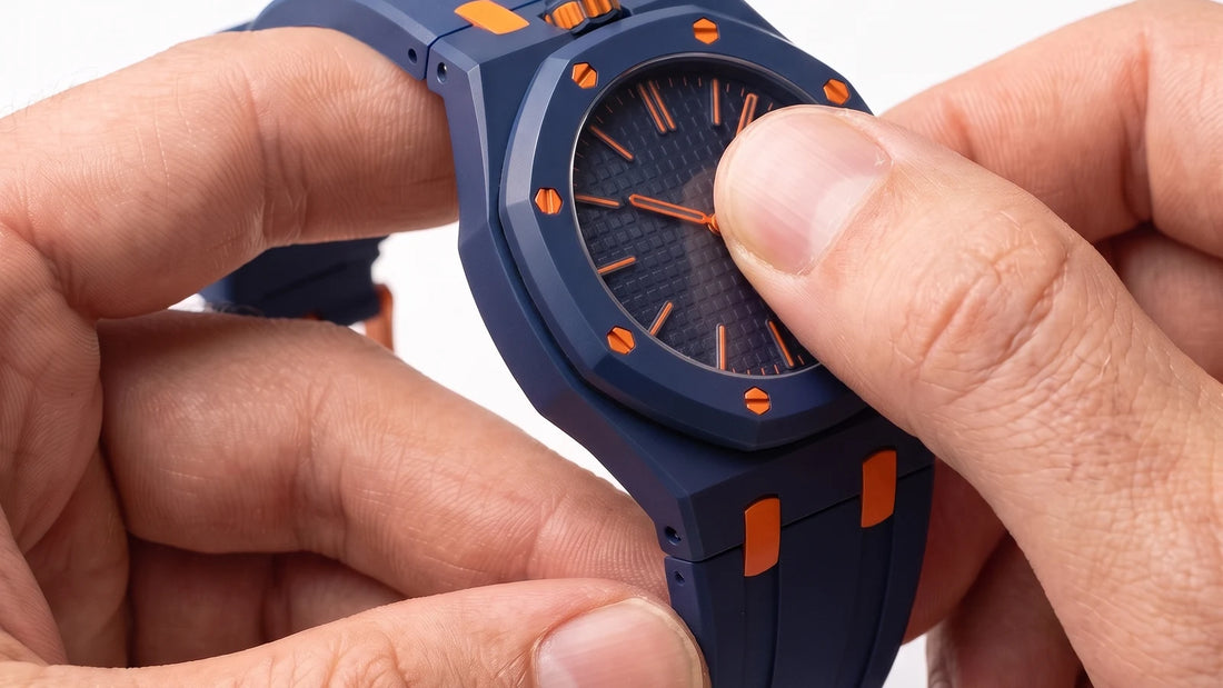 Mains clipsant un bracelet Royal Pulse bleu sur une Swatch x AP Royal Pop