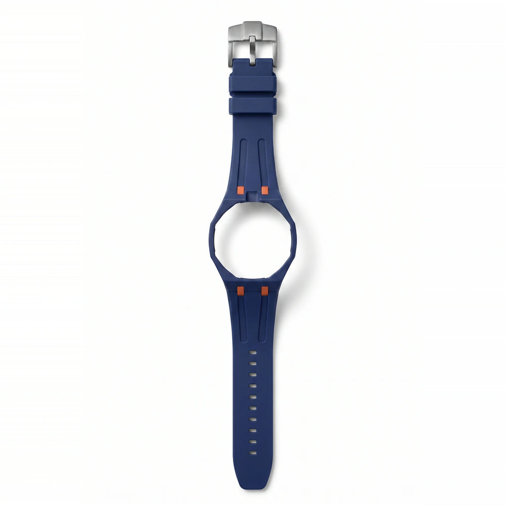 Bracelet de montre en silicone Royal Pulse Blue Ice bleu marine à rappels orange, boucle en acier brossé, vu de face sur fond blanc